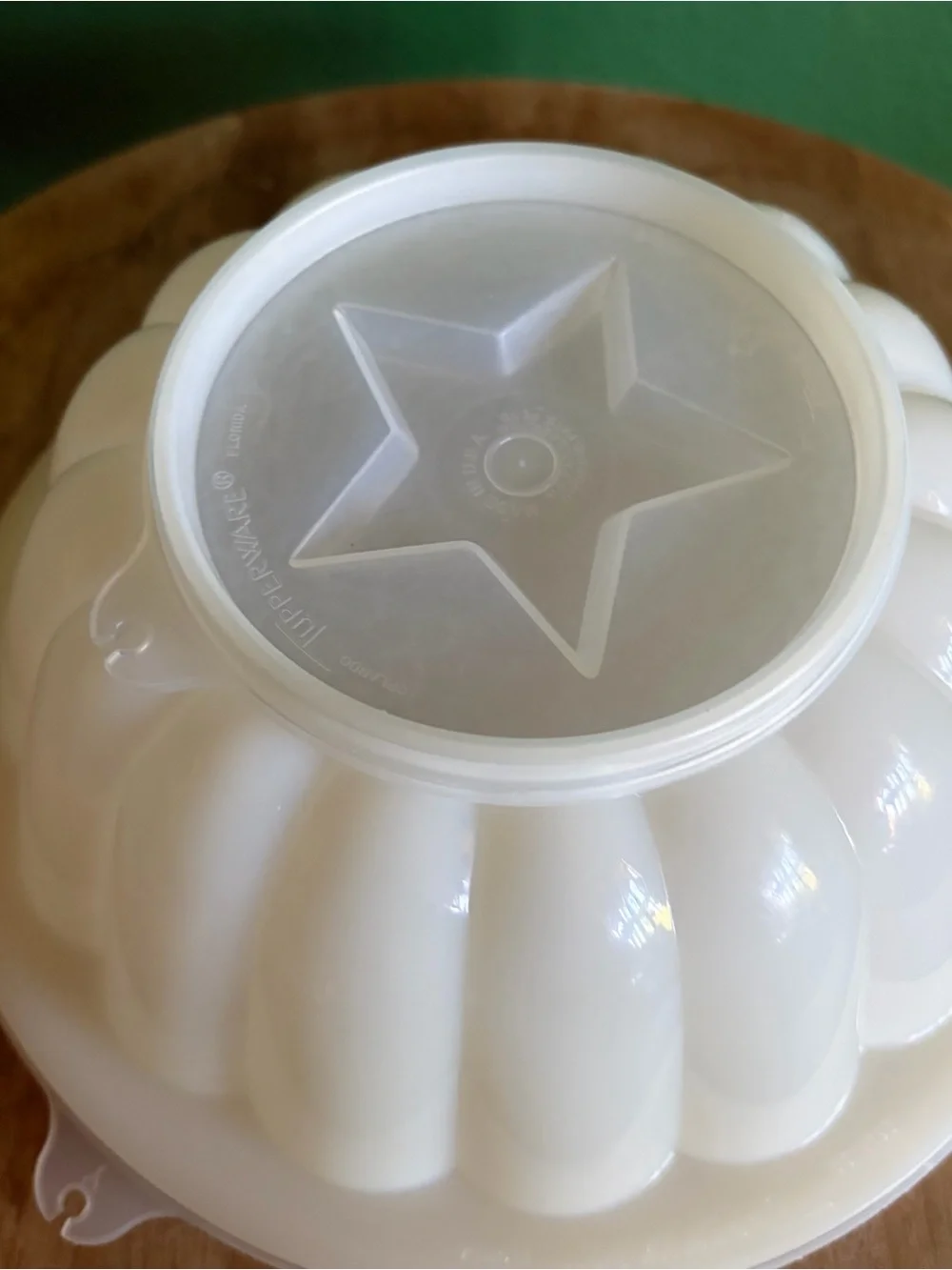Vintage Tupperware Jel-N-Serve mold with Classic white scalloped design